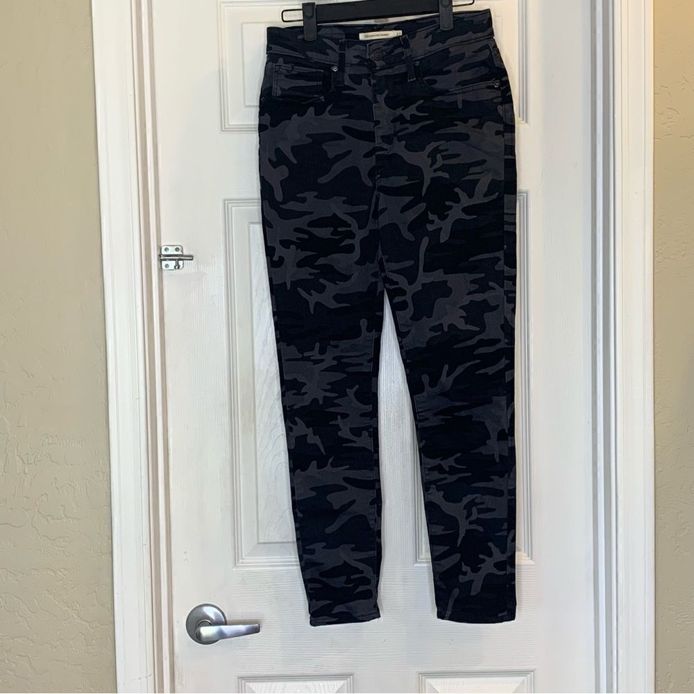 Levi Black Camo Print High Rise Skinny Size 27
